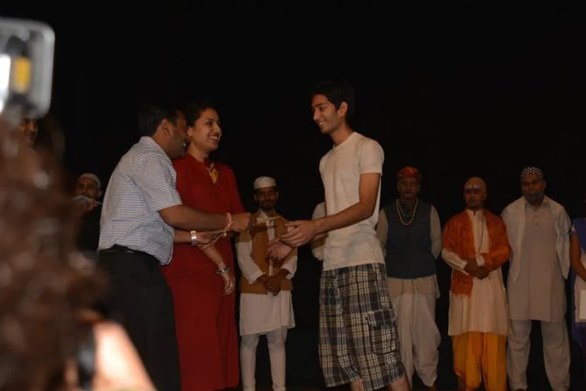 Ashish Kumawat Performing Live Stage Drama Act at Ravindra Manch Jaipur