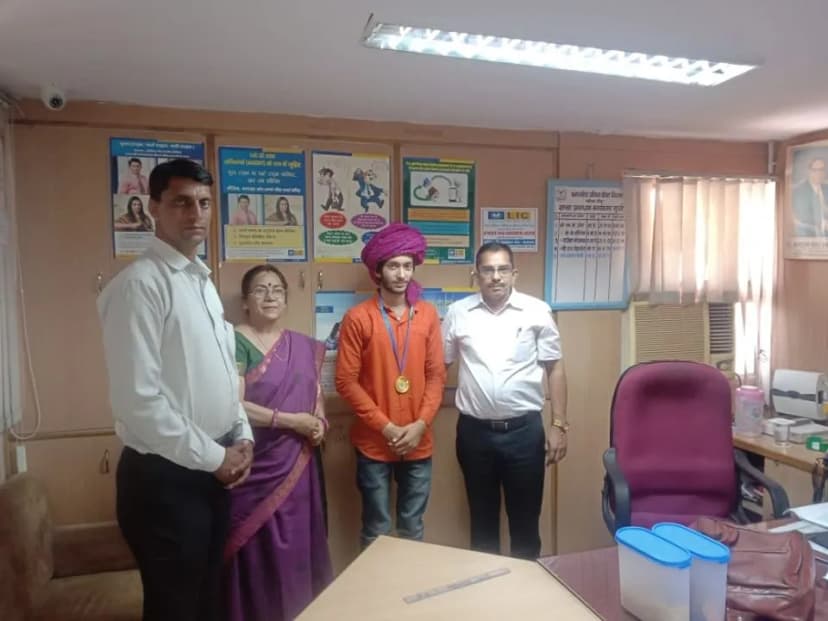 Ashish Kumawat Awarded as LIC Star Agent Performer